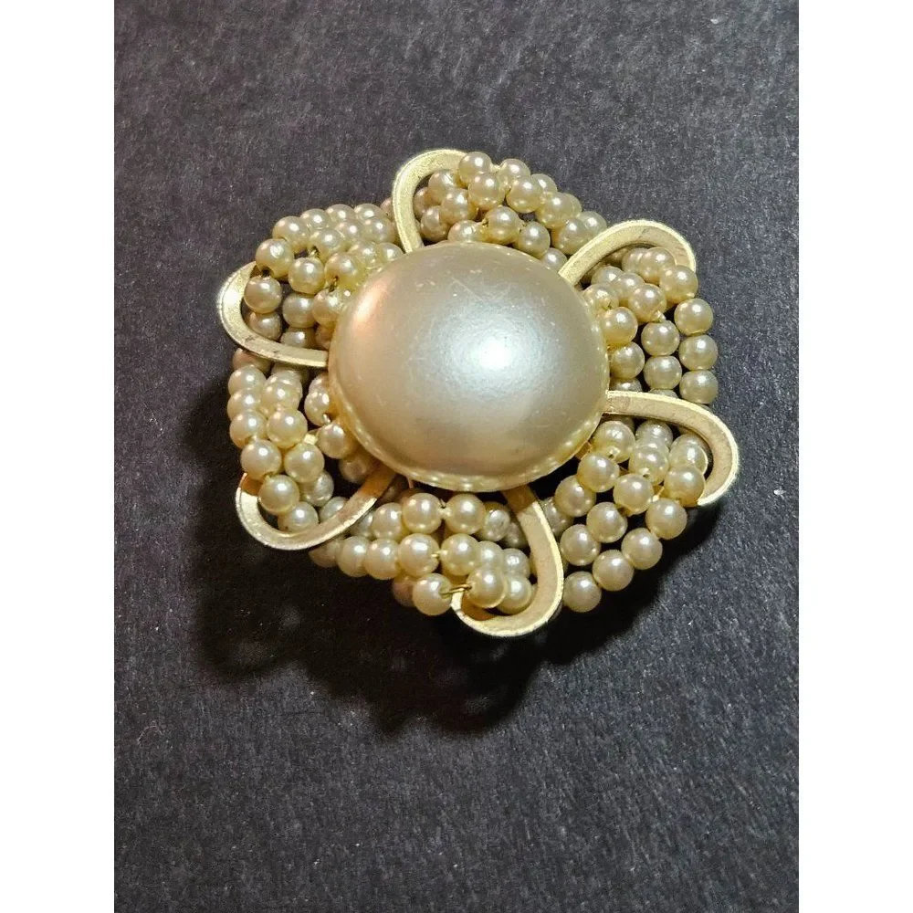 Gold tone vintage faux pearl brooch round